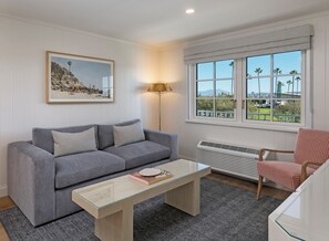 Suite, 2 soverom (Balboa) | Oppholdsområde | En 55-tommers Flatskjerm-TV med kabel-kanaler