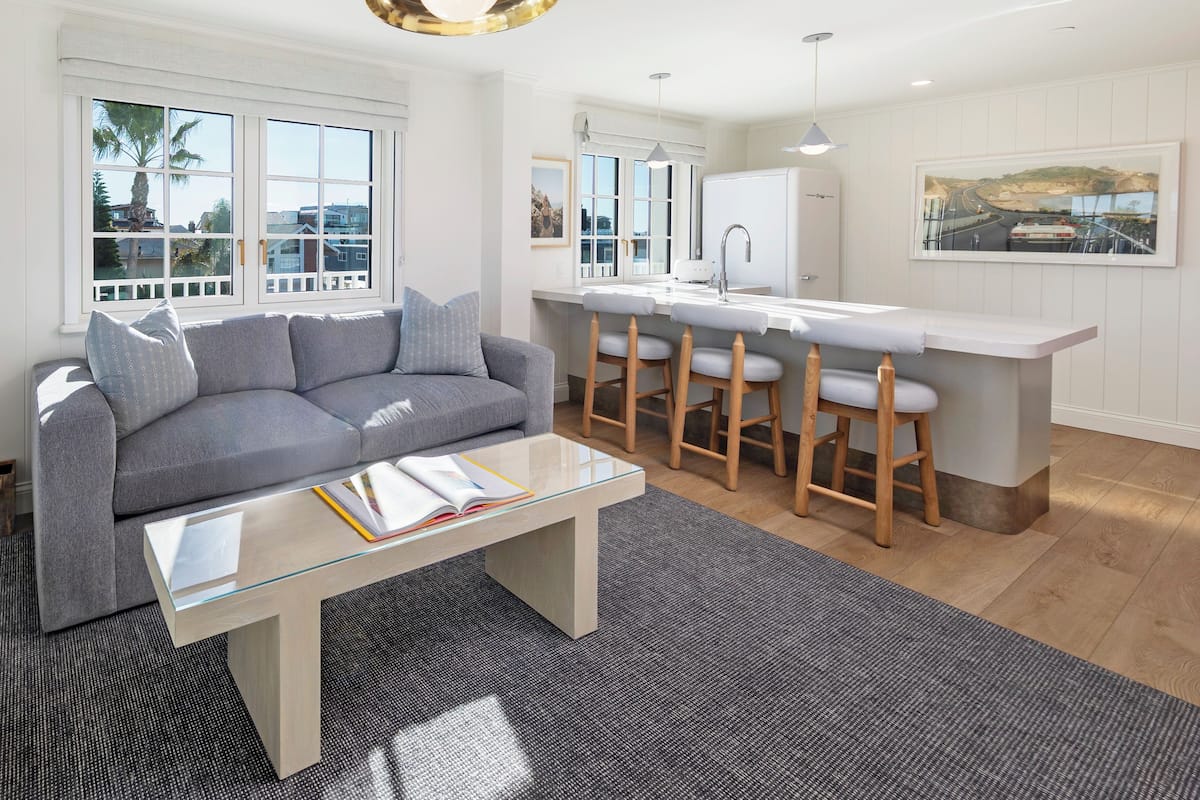 Suite, 1 kingsize-seng med sovesofa | Oppholdsområde | En 55-tommers Flatskjerm-TV med kabel-kanaler