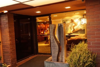 Hotel entrance at Bay Shores Peninsula Hotel