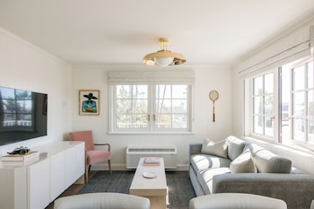 Suite, 1 King Bed with Sofa bed | 1 bedroom, premium bedding, pillowtop beds, in-room safe at Bay Shores Peninsula Hotel