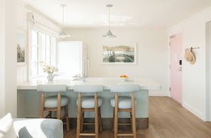 Suite, 1 très grand lit et 1 canapé-lit | Coin cuisine privé