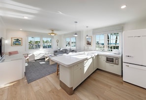 Svit - 1 kingsize-säng med bäddsoffa | Eget kök | Kylskåp och tillgång till miljövänliga rengöringsprodukter