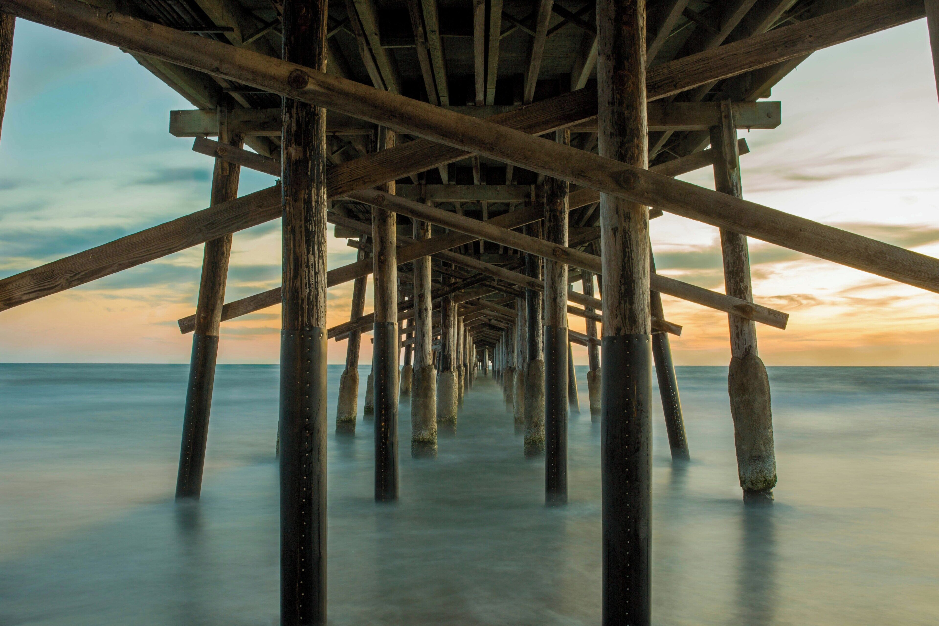 靠近海滩、海滩遮阳伞、沙滩毛巾