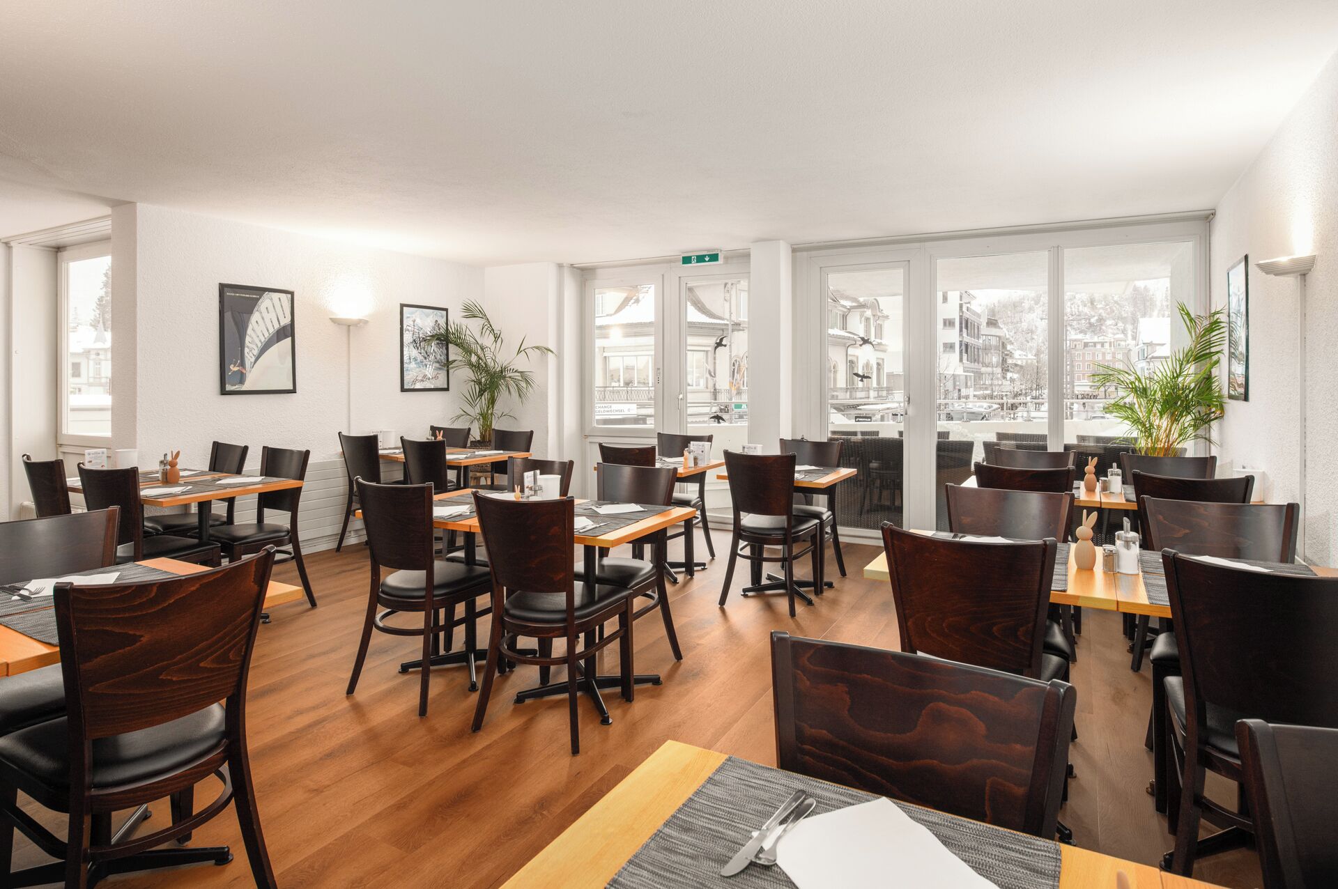 Café da manhã com buffet grátis todos os dias