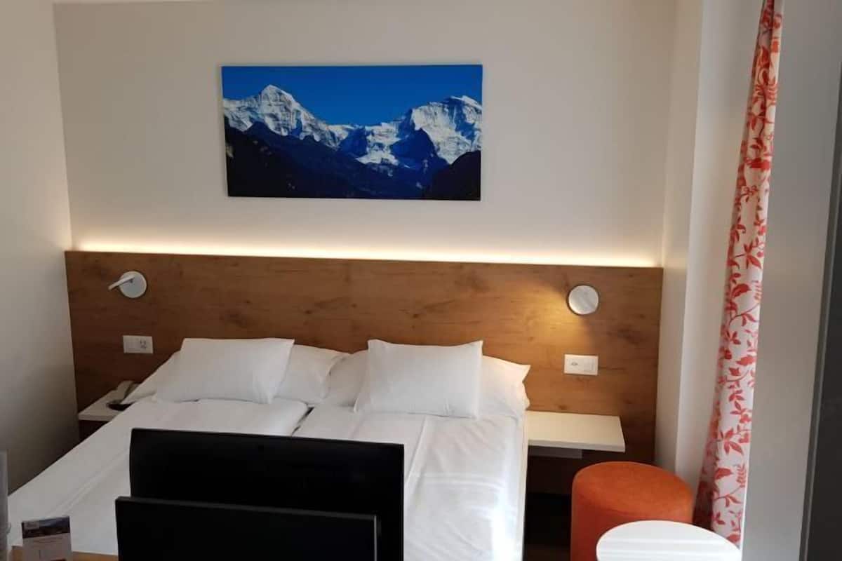 Hypo-allergenic bedding, in-room safe, desk, laptop workspace