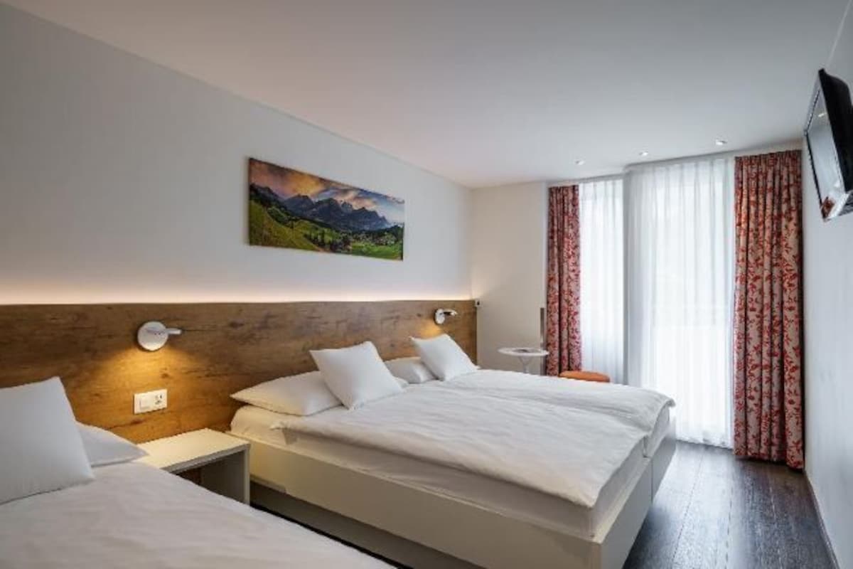 Hypo-allergenic bedding available, in-room safe, desk, laptop workspace