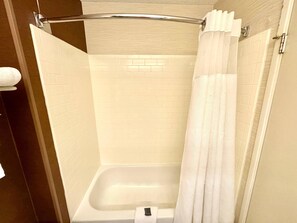客房内保险箱、办公桌、熨斗/熨衣板、免费 WiFi