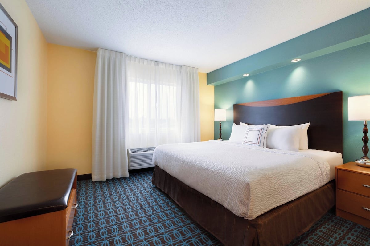 Executive Suite, 1 King Bed with Sofa bed | In-room safe, desk, iron/ironing board, free WiFi