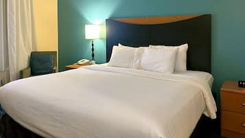 Quarto standard, 1 cama King, para não fumantes | Cofres nos quartos, escrivaninha, ferros/tábuas de passar roupa