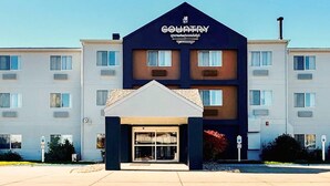 A Country Inn & Suites building with a modern design, featuring a prominent entrance and multiple windows. - Country Inn & Suites by Radisson, Bismarck-Mandan (Bismarck)