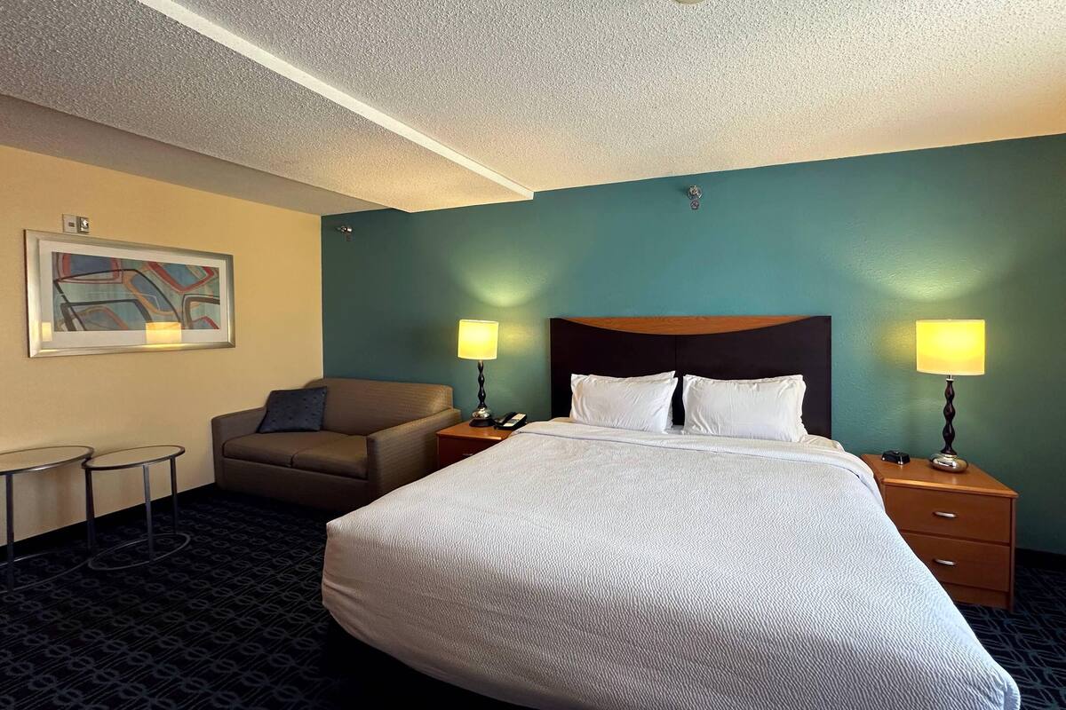 In-room safe, desk, iron/ironing board, WiFi (free)