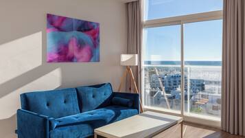 Bantalan ekstra lembut, brankas, dan meja kerja