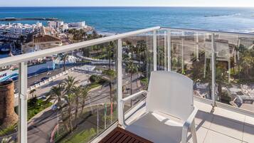 Tweepersoonskamer, terras, uitzicht op zee | Pillowtop-bedden, een kluis op de kamer, een bureau, een laptopwerkplek