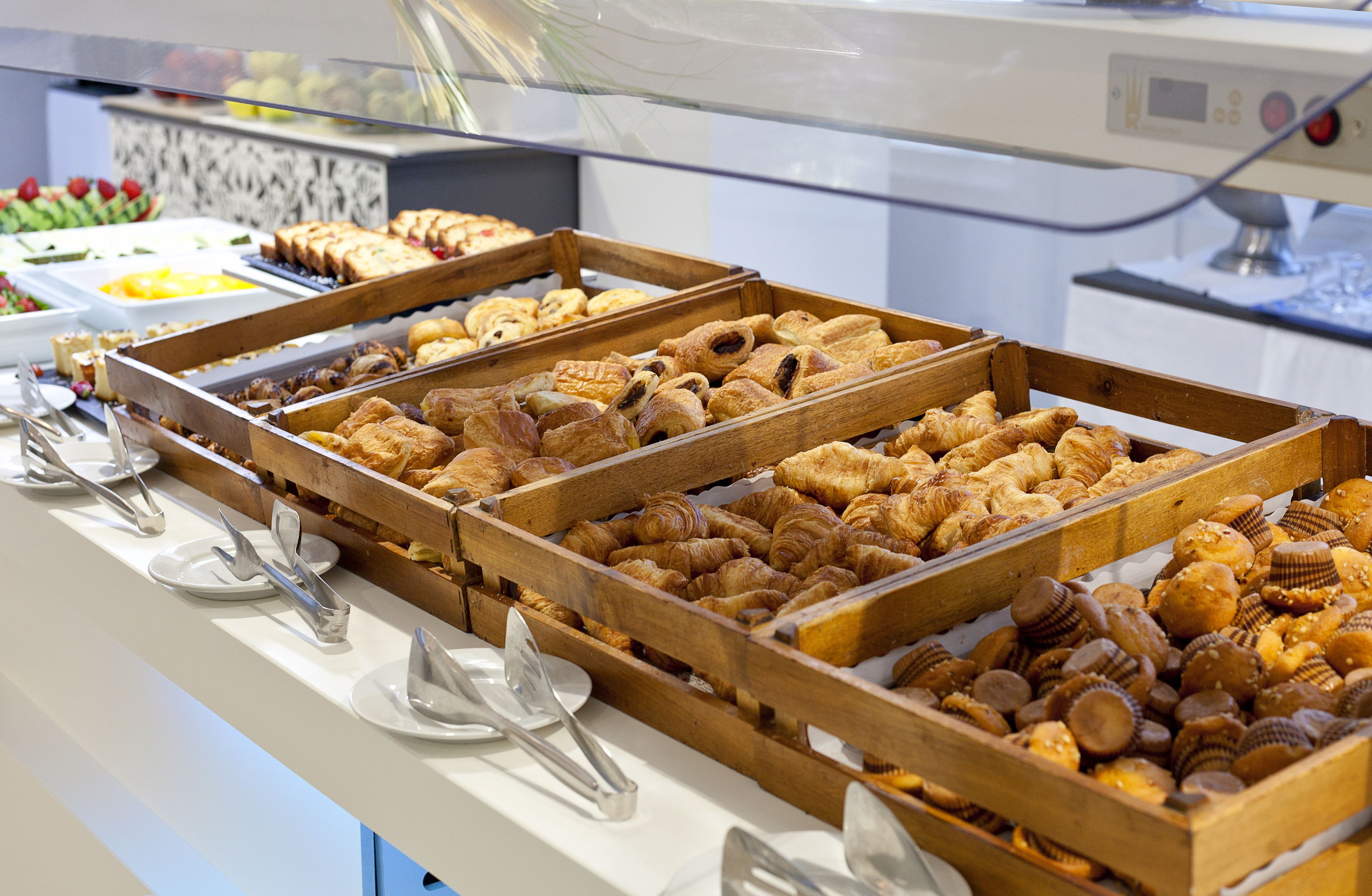 Een buffet met verschillende gebakjes en patisserie.