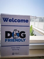 A welcome sign for a DOG FRIENDLY hotel, indicating a weight limit of up to 7 kg.