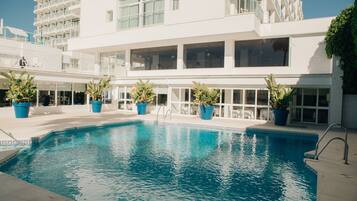 3 outdoor pools, sun loungers