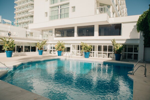 3 outdoor pools, pool loungers
