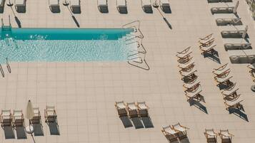 3 outdoor pools, sun loungers