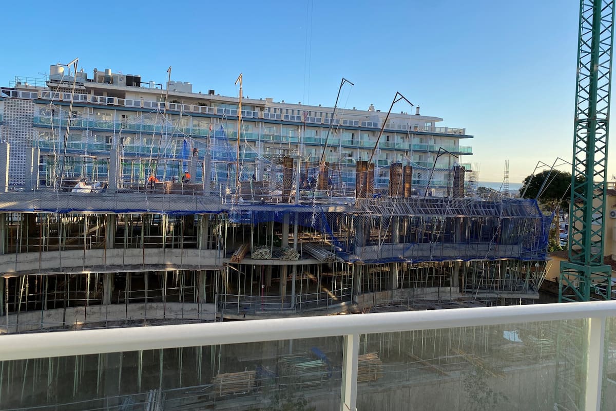 Dubbelrum (with Construction Work Views) | 1 sovrum, bäddmadrasser, värdeförvaringsskåp på rummet och skrivbord