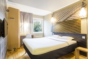 Hypo-allergenic bedding, desk, iron/ironing board, free WiFi