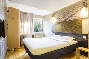 Hypo-allergenic bedding, desk, iron/ironing board, free WiFi