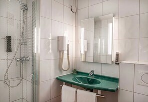 Shower, hair dryer, towels - B&B Hotel Rothrist Olten (Rothrist)
