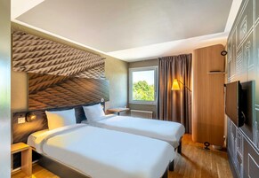 Quarto duplo standard | Roupas de cama antialérgicas, escrivaninha