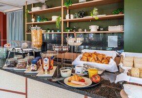 Café da manhã com buffet todos os dias mediante uma taxa