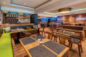 2 restaurantes; se sirven desayunos, almuerzos y cenas