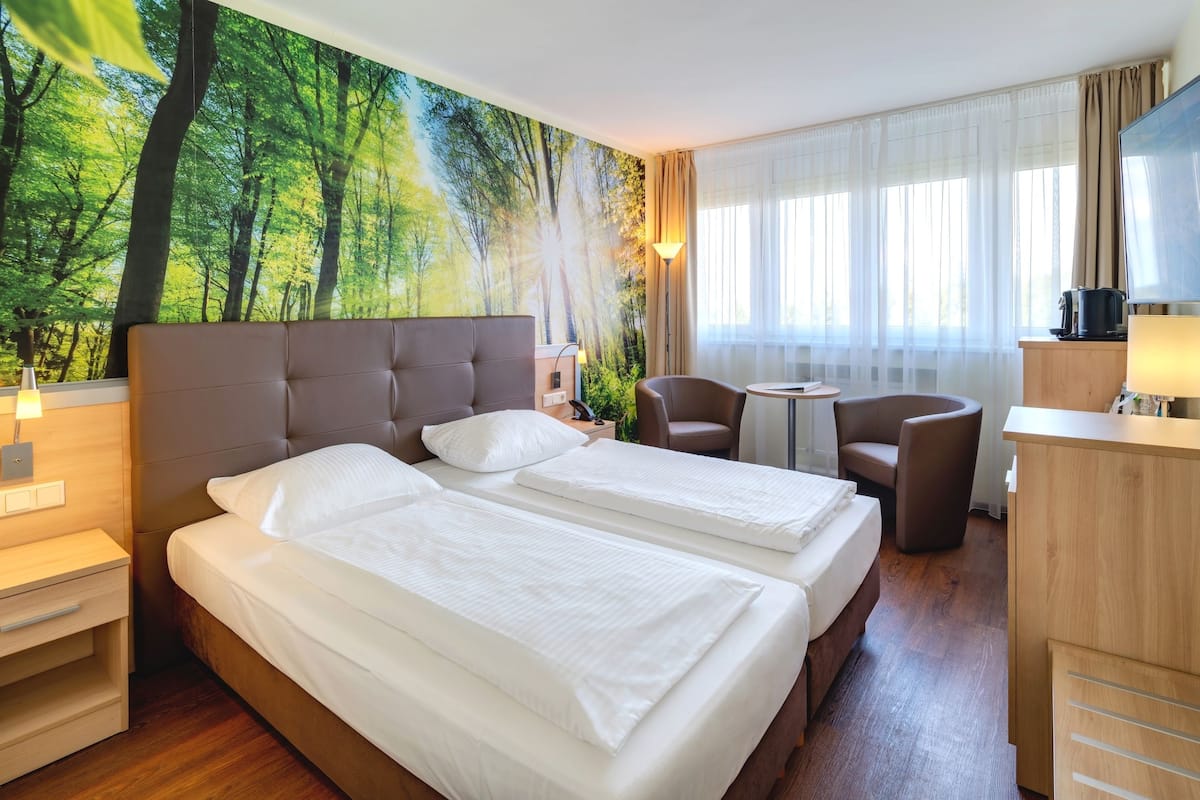 Classic Plus Zimmer | Zimmersafe, Verdunkelungsvorhänge, kostenloses WLAN, Bettwäsche