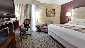 1 kamar tidur, meja kerja, tirai kedap cahaya, dan setrika/meja setrika