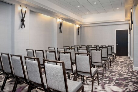Embassy Suites by Hilton Crystal City National Airport - Image 35