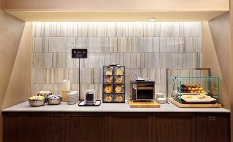 Embassy Suites by Hilton Crystal City National Airport - Image 24