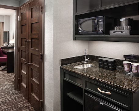 Embassy Suites by Hilton Crystal City National Airport - Image 41