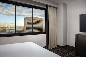 1 bedroom, in-room safe, desk, laptop workspace - Embassy Suites by Hilton Crystal City National Airport (Arlington)