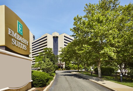 Embassy Suites by Hilton Crystal City National Airport - Image 21