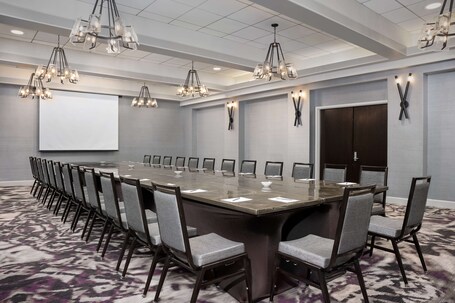 Embassy Suites by Hilton Crystal City National Airport - Image 33