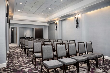 Embassy Suites by Hilton Crystal City National Airport - Image 36