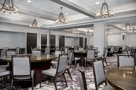 Embassy Suites by Hilton Crystal City National Airport - Image 58