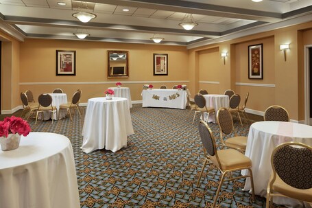 Embassy Suites by Hilton Crystal City National Airport - Image 14