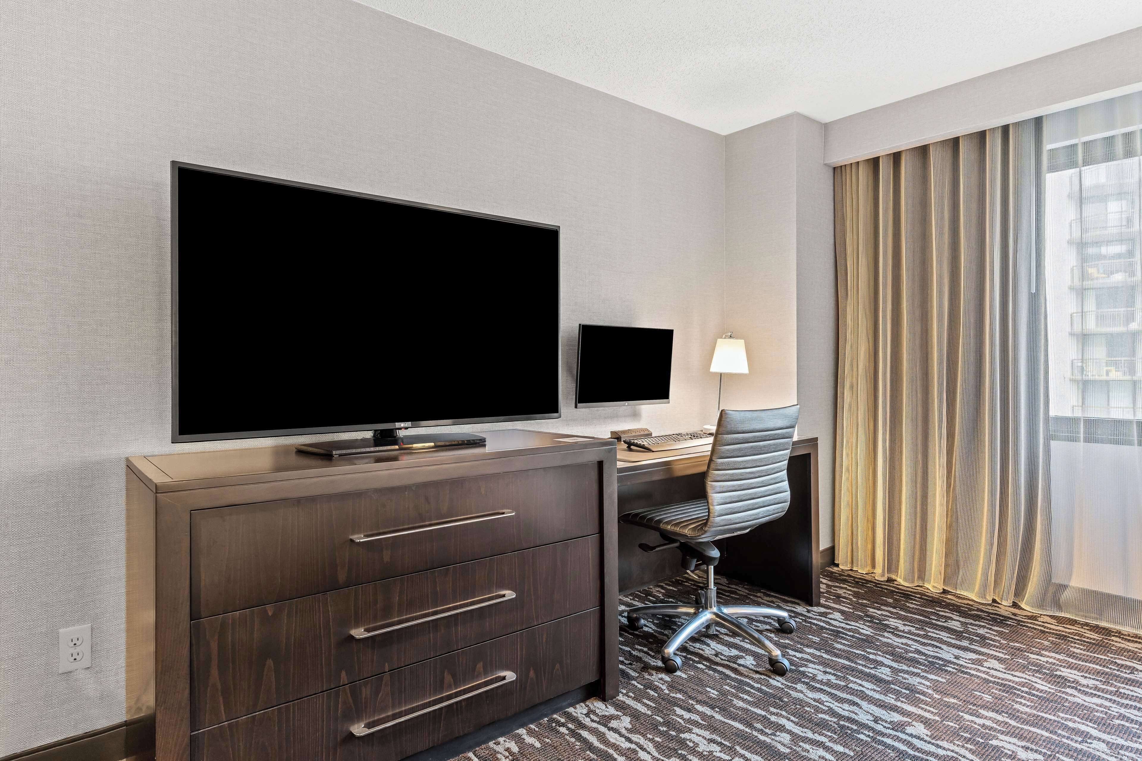 executive suite, 1 double bed | in-room safe, desk, laptop workspace, iron/ironing board