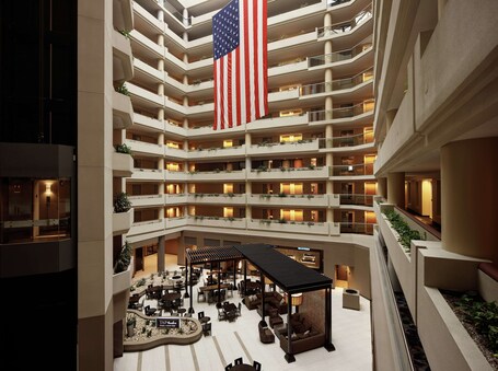 Embassy Suites by Hilton Crystal City National Airport - Image 4