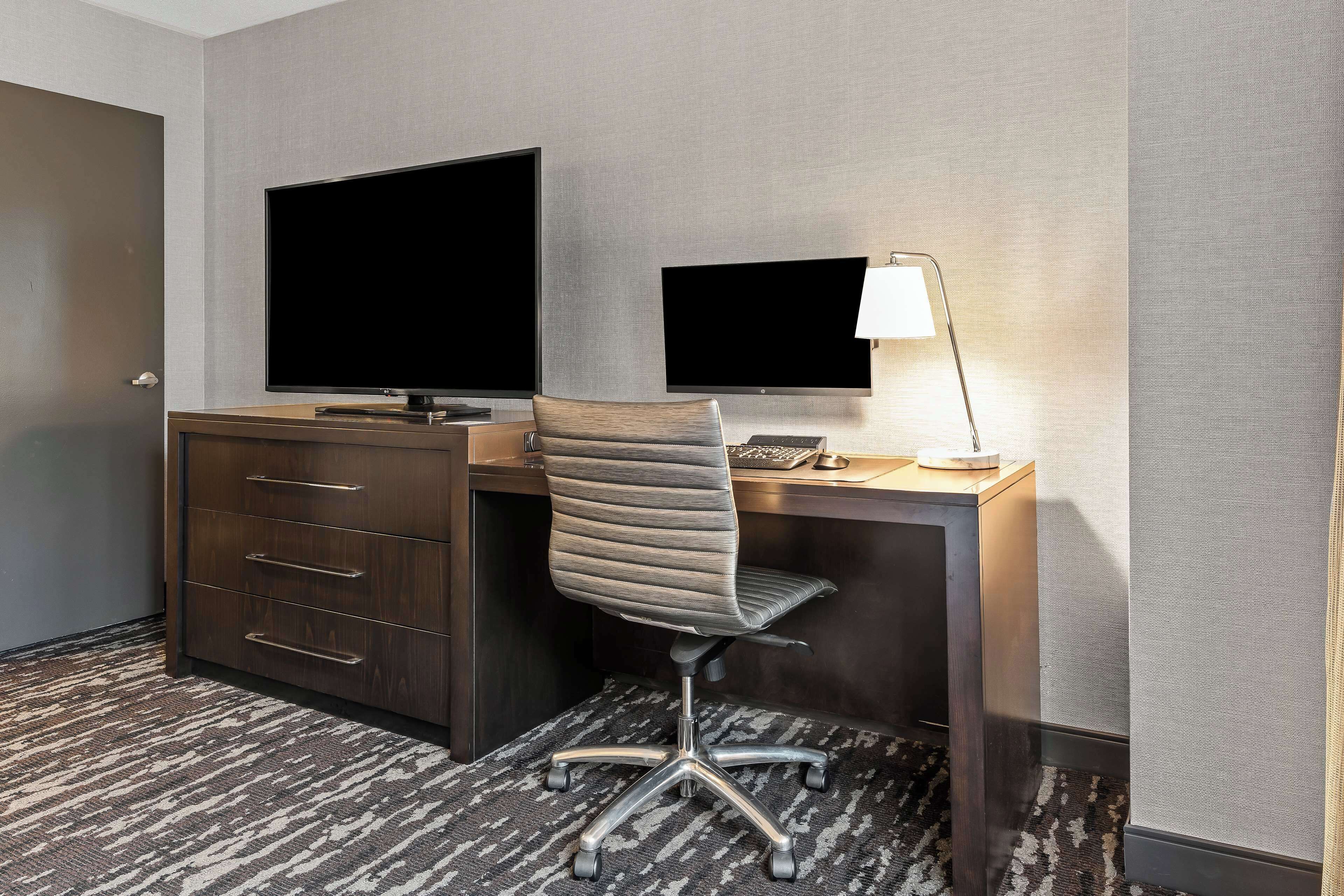 executive suite, 1 double bed | in-room safe, desk, laptop workspace, iron/ironing board