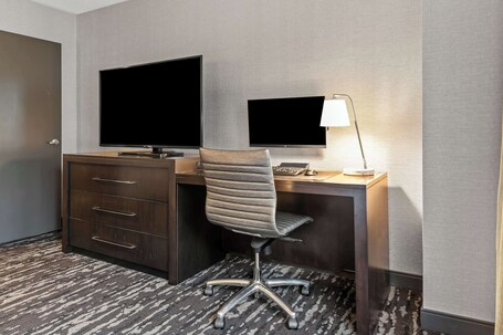 Embassy Suites by Hilton Crystal City National Airport - Image 29