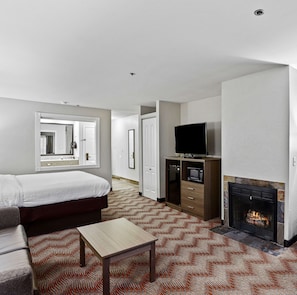 Suite, 1 très grand lit, non-fumeur, foyer (with Sofabed) | Coffre-fort, bureau, rideaux d’obscurcissement