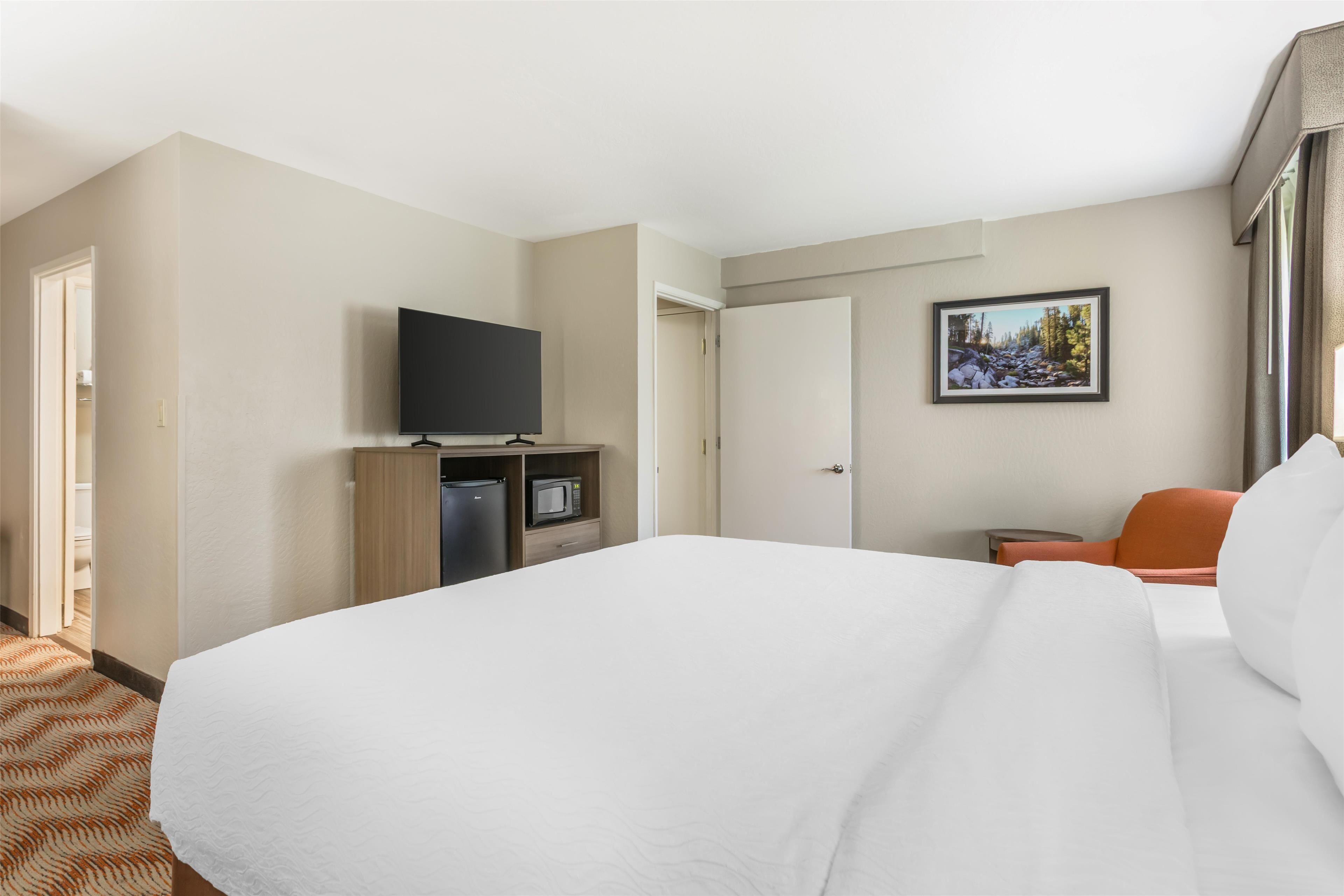 Suite, varias camas, no fumadores, frigorífico y microondas | Escritorio, espacio para trabajar con un portátil, cortinas opacas