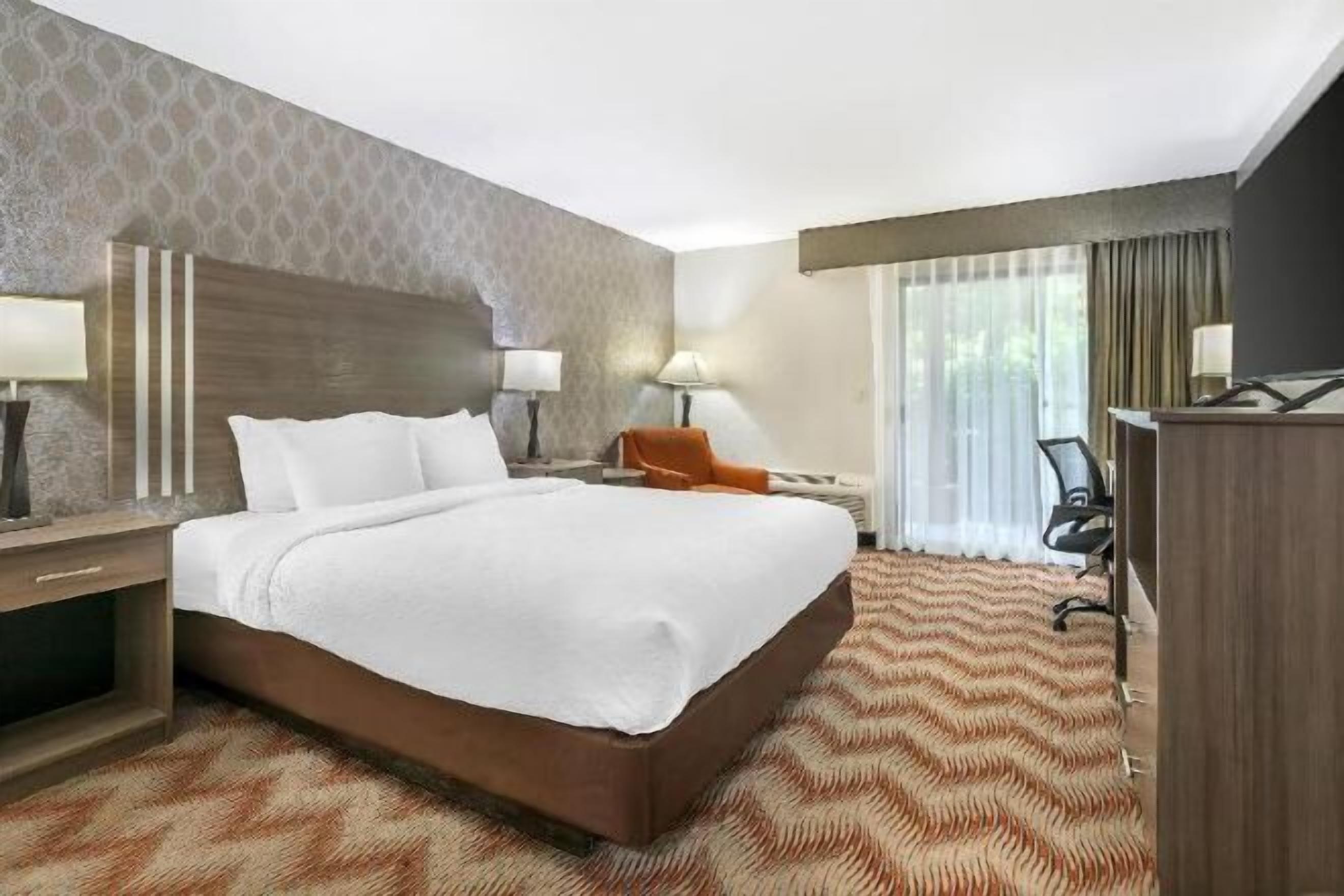 Escritorio, espacio para trabajar con laptop y cortinas blackout 