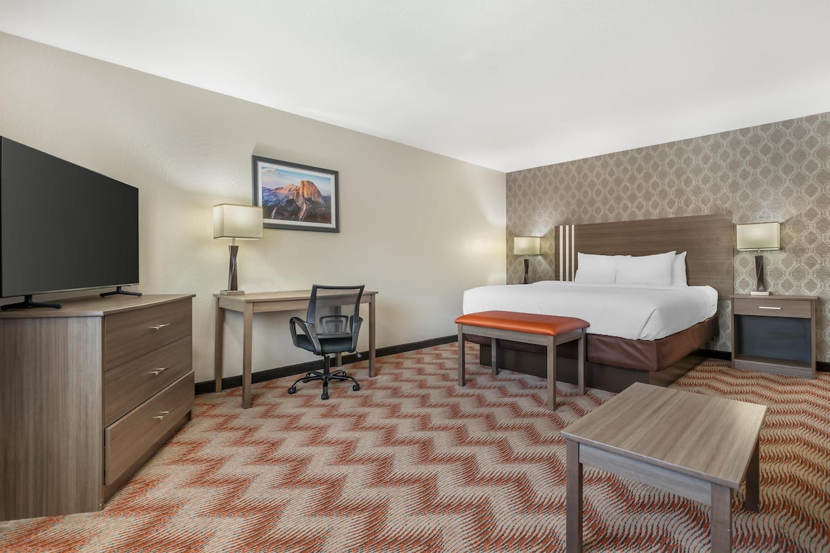 Escritorio, cortinas blackout y tabla de planchar con plancha