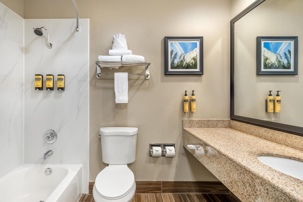 Artículos de tocador gratuitos, secador de pelo, toallas, jabón