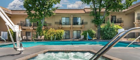 Una piscina al aire libre